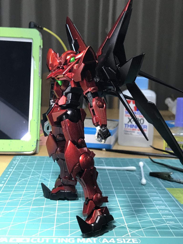 今回は初めてキャンディ塗装に挑戦しました。赤い部分にするところを考え、そこにはキャンディ塗装、残りの部分はマットブラックにすることにしました。キャンディ塗装はサフに黒、その上にガイアカラーのスターブライトプラス、クリアーレッドを行いました。トップコートには光沢、半光沢、つや消しの3つで分けております。