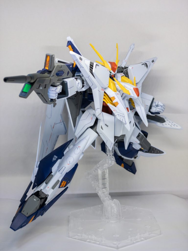 ビームライフル。サイトレンズ部は光沢感のないオレンジのシールが微妙だったので、シール余白の銀部分を切り取って、その上からUVレジン流し込み→マッキーのオレンジで塗装と言ったお手軽クリアパーツ風にしました。