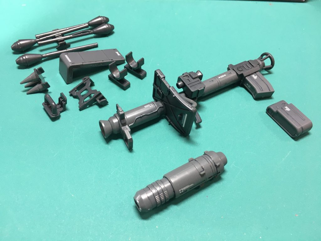 006。ザクシールドと「0083」のドム・トローペンが使ったラケーテン・バズのセット。何かここからネタ切れ感が垣間見えるのは僕の気のせい? ザクシールドはマシンガンなどを装着するウェポンラックや付属のシュツルム・ファウスト4つをマウントできるパーツに加えて、スパイクやグリップの追加で旧ザクの手持ち式シールドにもなります。 ラケーテン・バズはバレルと弾倉しか換装できなくって地味。グリップは動きますが、前方のシールドに干渉してそんなに動きません。ザクシールドにも装着できます。