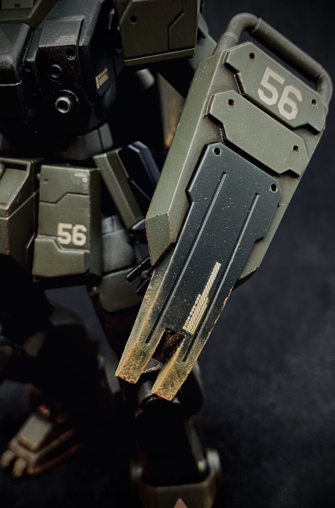 シールド先端は土に刺した後っぽく。尚56番は隣同士の数字なのでデカールシートから切り出しやすかったから…