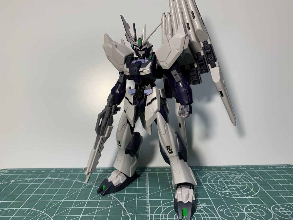 お次はフェイクνガンダム。こちらも素組み＆部分塗装・スミ入れ仕上げ。こっちはシールの使用は無し。また特徴的な1つ目はメタルバイオレットで塗装しました。