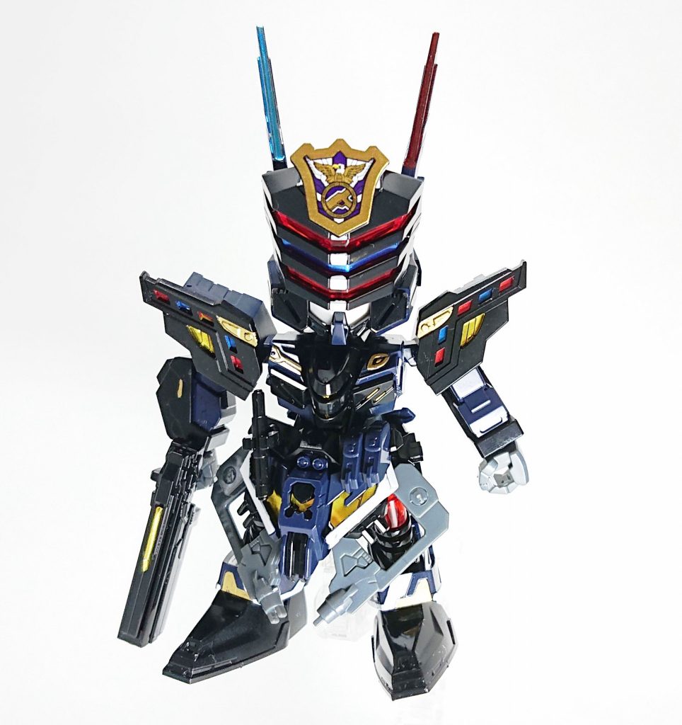 シールだけでも十分作れるようにとのコンセプトだそうで、最近はめっきり使用していなかったシールを結構多用しました。ガンダムマーカーメタブルーとゴールド、EXロイヤルメタレッドで一部塗装しています。白部分はタミヤエナメルのホワイトにクロームシルバーを混ぜてみたものを試験的に使用しました。日々精進です・・・。後はトップコートのみのシンプル塗装でも十分かっこよさが現れます。普段はつや消しや半光沢派の皆様も、今回は是非光沢で作ってみてくださいw