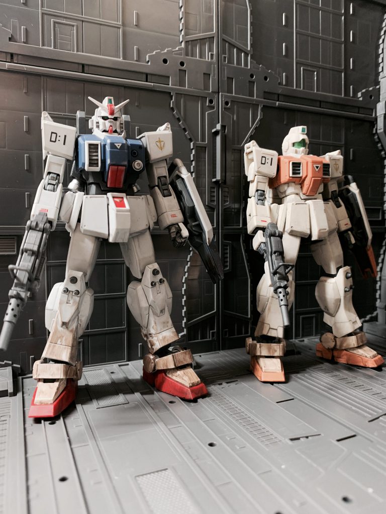 陸戦型ジムと並べて。どちらもデルタリーダー機なので少々変な感じですね笑。