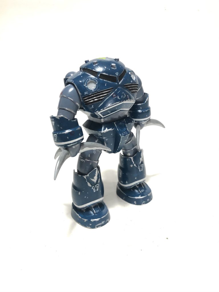 ななめ注意書きや機体ナンバー及びジオン章をアクリル絵の具にて手書き