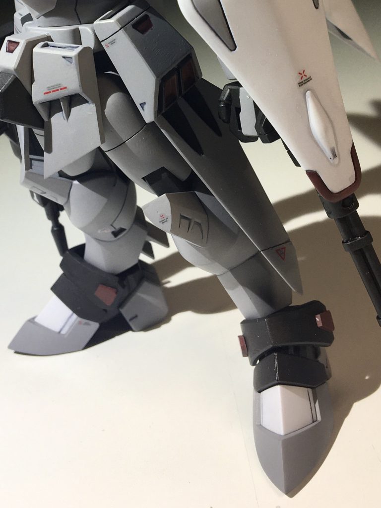 アンクルガードの六角形、キットのモールド削り落として後から貼ったんだけど、後付け感がデカイ…