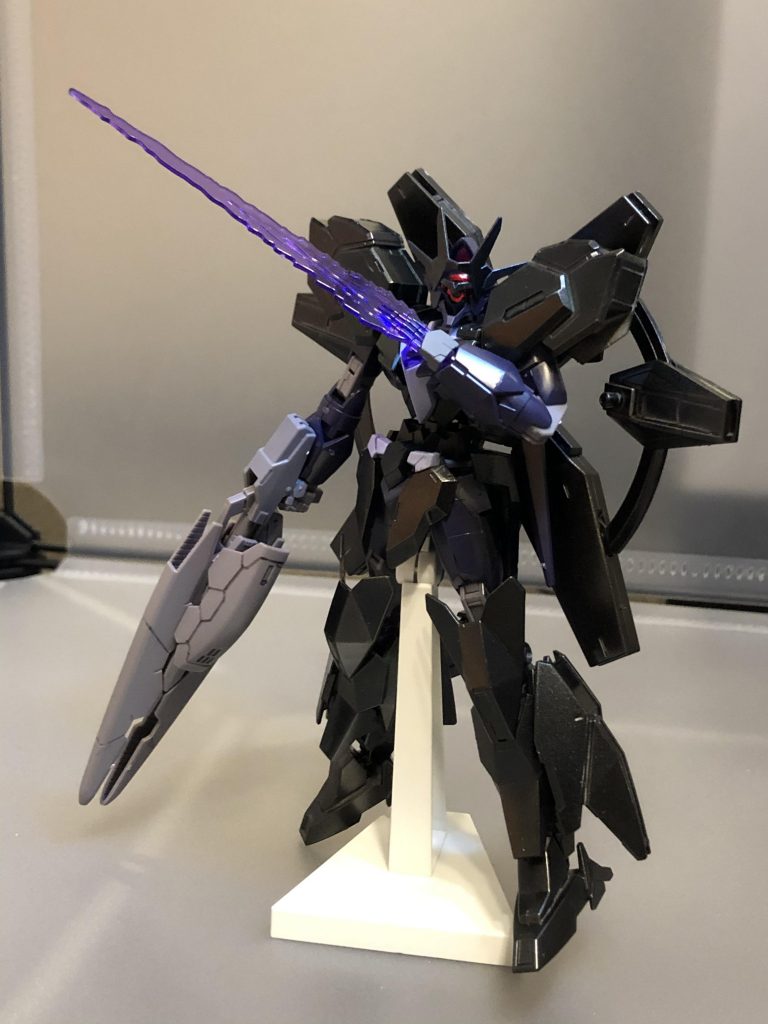 艶消しブラックで塗装すると、本来のネプテイトとはまた違った印象に。武装はアルスコアビームサーベルとビームシュートライフルです。ヒロトのトラウマにとことん突き刺さりそうな機体を目指しました。
