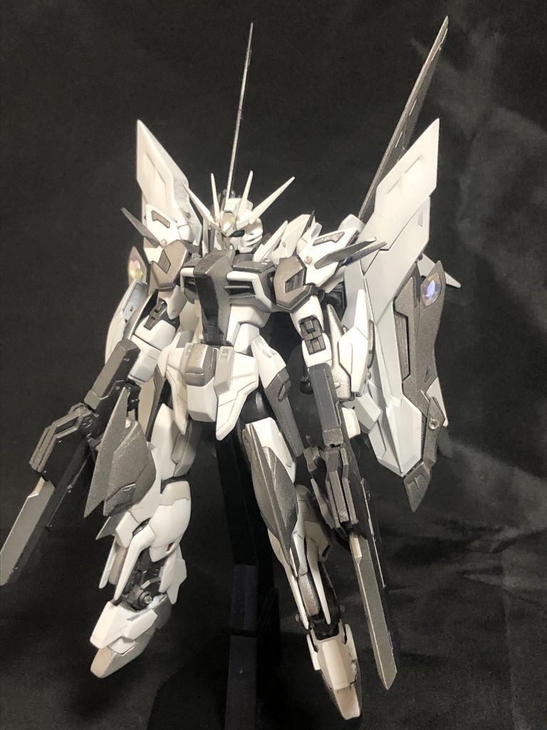 正面から。ガイアさんのスターブライトシルバーで塗装しました。写真だと分かりませんが、一部は光を当てると7色にかわります。