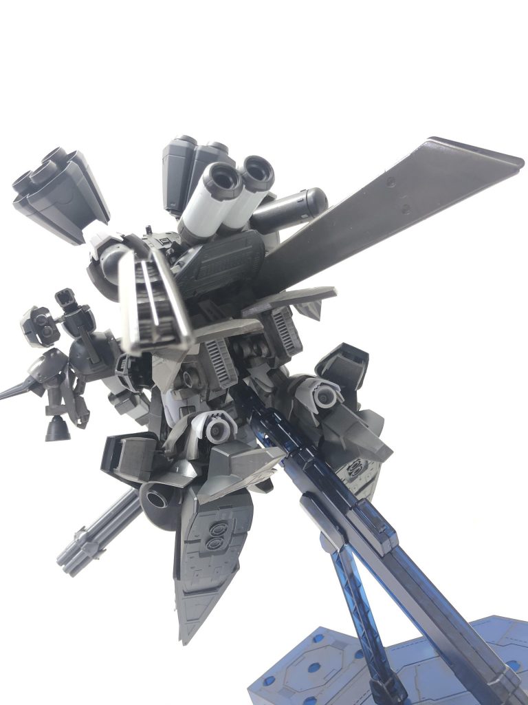 背面はドラッツェ改の大型スラスターとプロペラントタンクを増設。