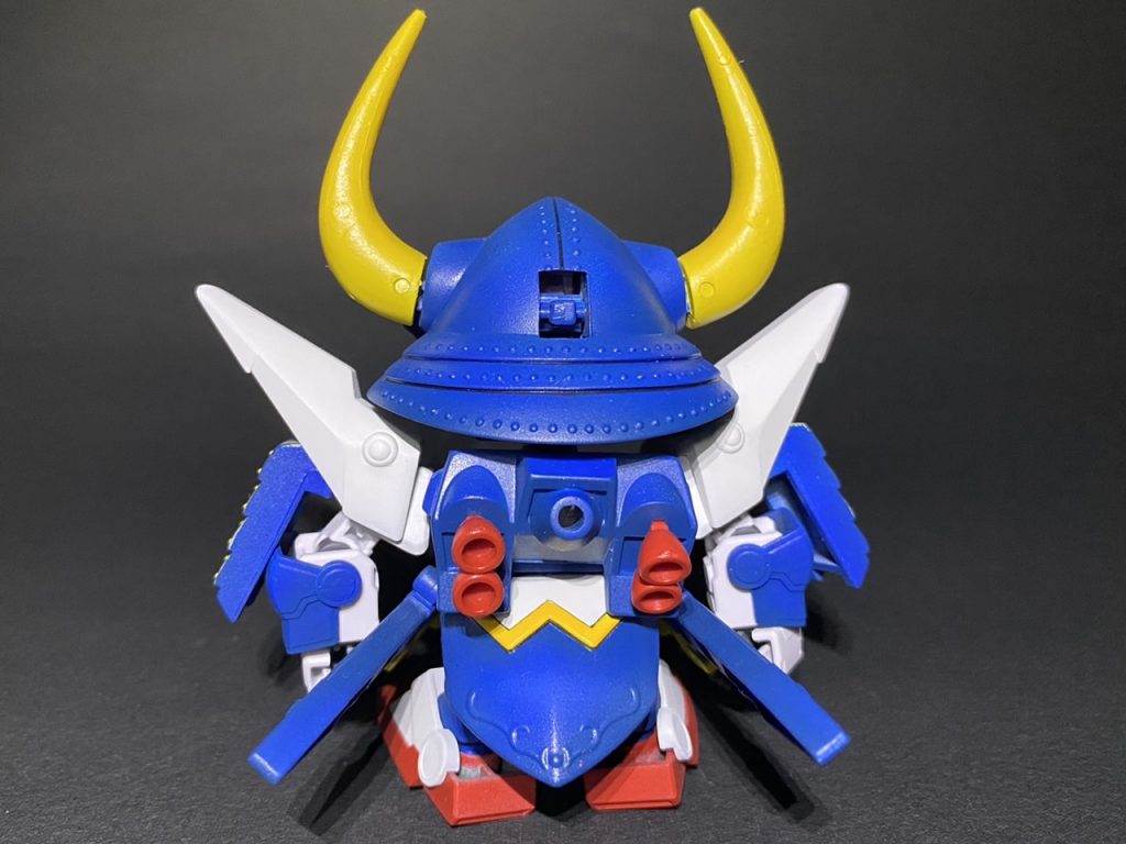 せっかくなので、元祖SDのアクションギミックは活かしました。後頭部のレバーの上げ下げで、ツノが開いたり閉じたり。