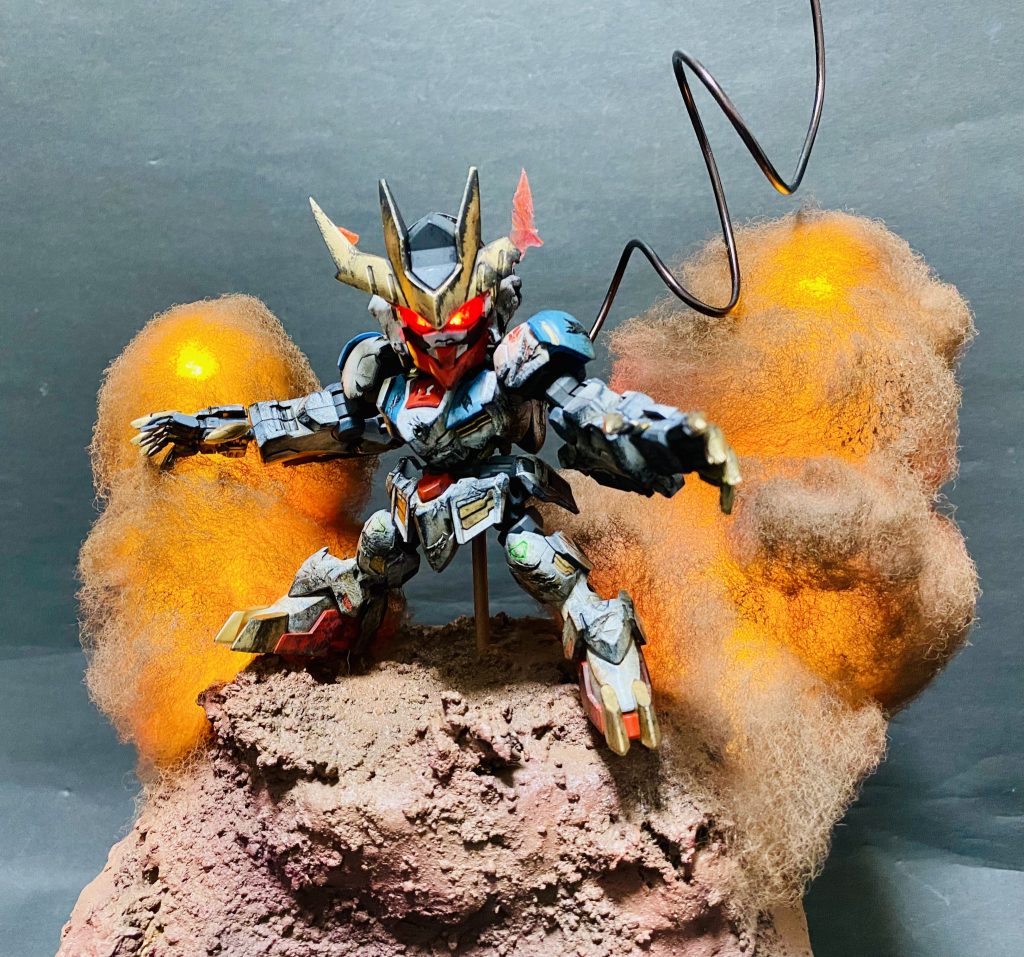 SDクロスシルエット◇鉄血のオルフェンズ◇ASW-G-08 ガンダムバルバトスルプスレクス 劇中戦闘仕様◇改修ウェザリング塗装済み完成品オリジナルLED電飾ベースセット–3枚目/制作者：H4co Y