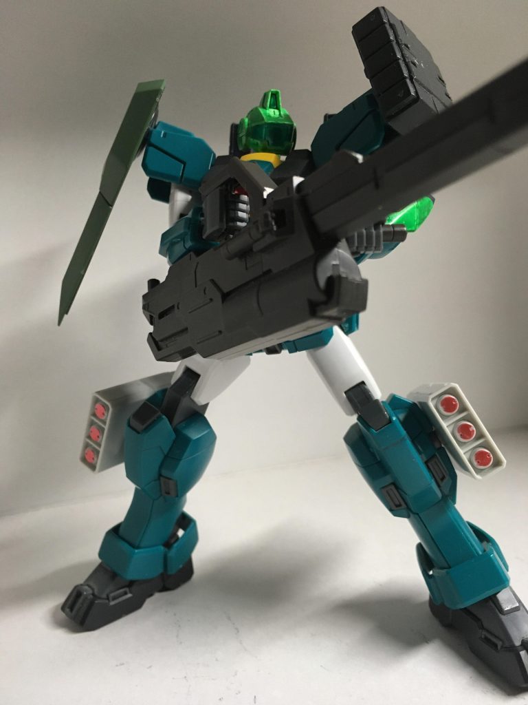 エース級機にはビームキャノン、肩・脚部にミサイルランチャーを装備します。