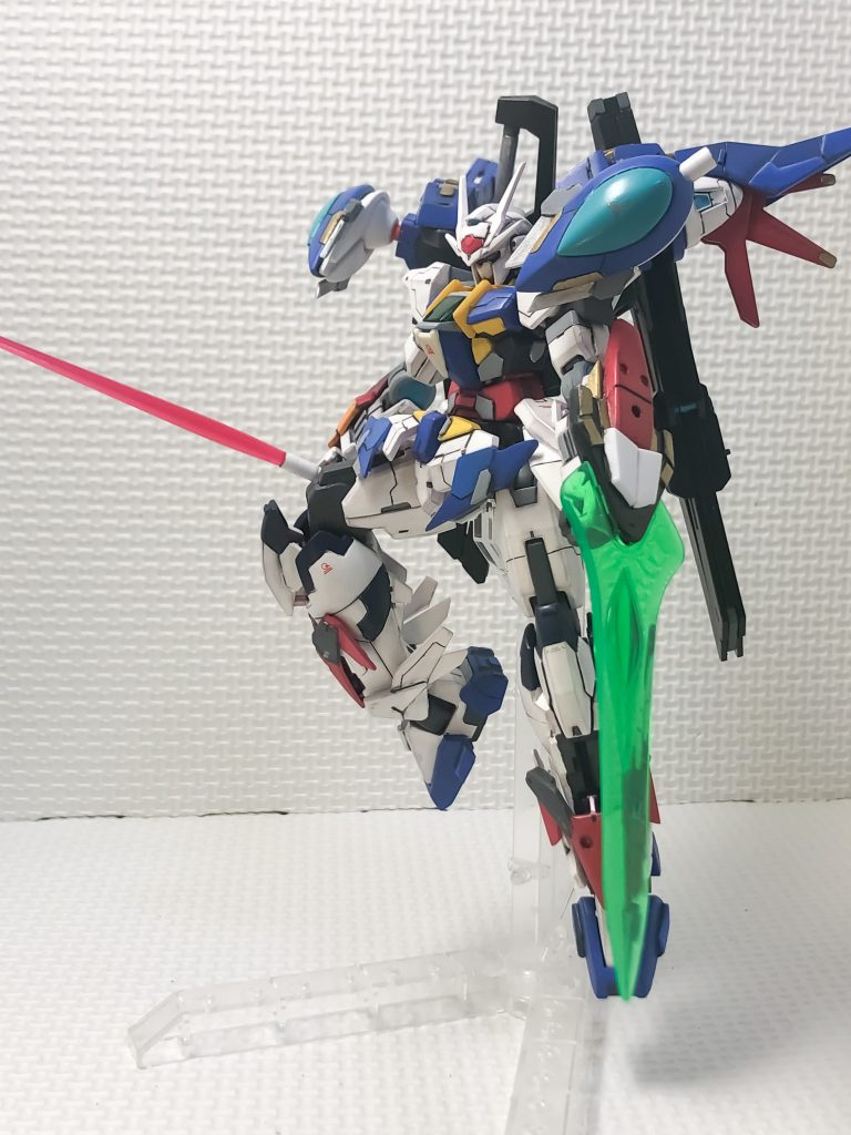 この機体を作る上で、目に見えて違う物を用意しようと思い、Gポータントの武器を籠手に移植しました。取ってつけた形にならないようにプラ板やパテなどで補修しています。籠手自体もパテで延長しました。肩を覆うパーツもただの装甲では味気ないのでGポータントの背部にあるパーツを改造して、装備できるようにしています。