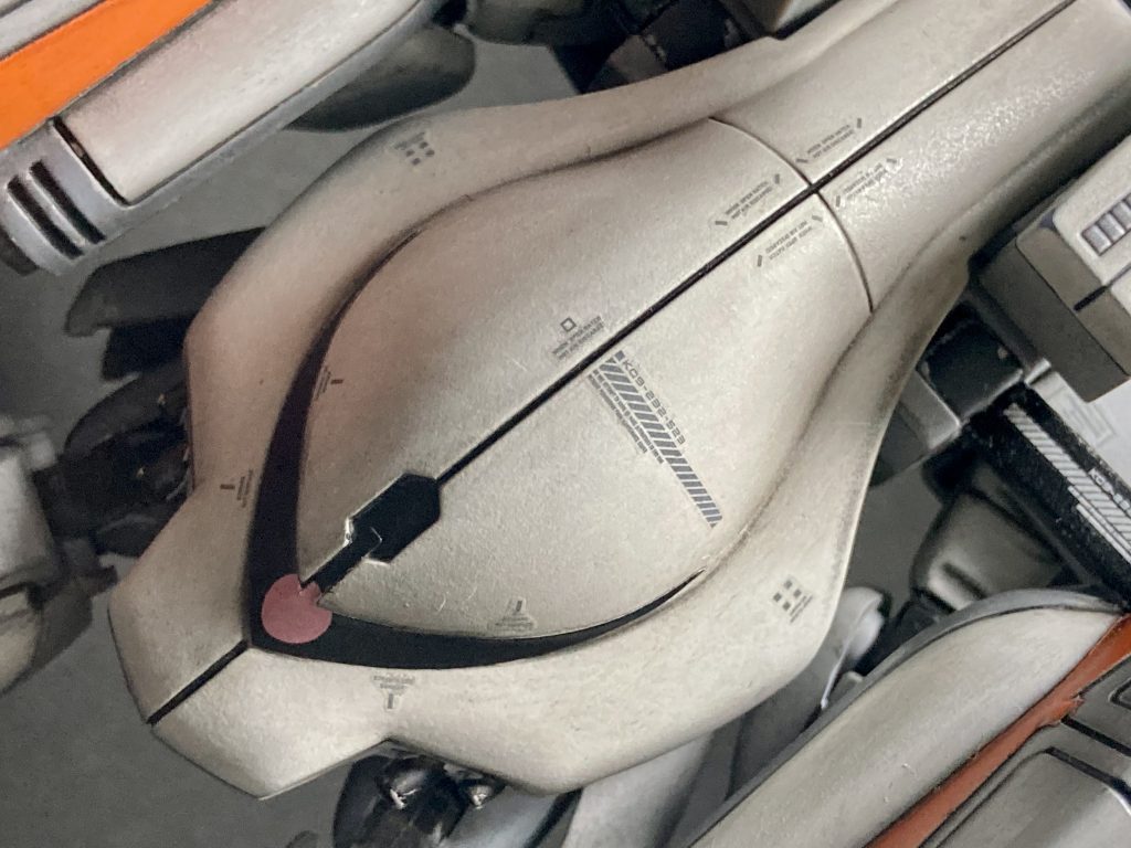 MA時の縦方向のモノアイ枠をパテで埋め、シンプルな形に変更。