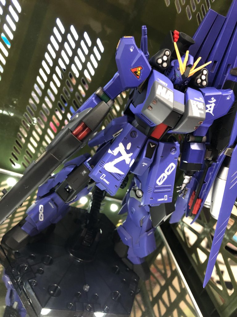 アナハイムからのクスィーガンダムの配備が遅れているため、クスィー配備と並行して実施されたアムロのνガンダムをオーバーホールしコクピット周りから、さらに各関節部にもサイコフレームを増設...という妄想であります✨