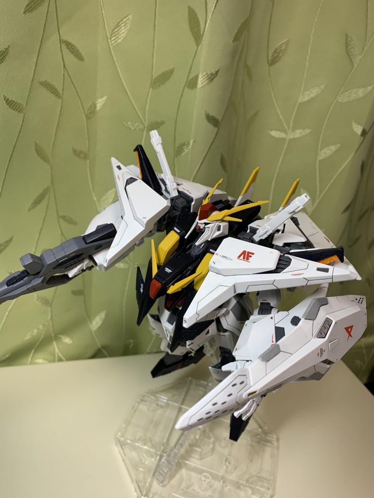 デカールは手持ちの物を適当に貼り付けています。νガンダムのマーク？を盾につけたのは、後継機としてって意味合いを持たせる為です。 