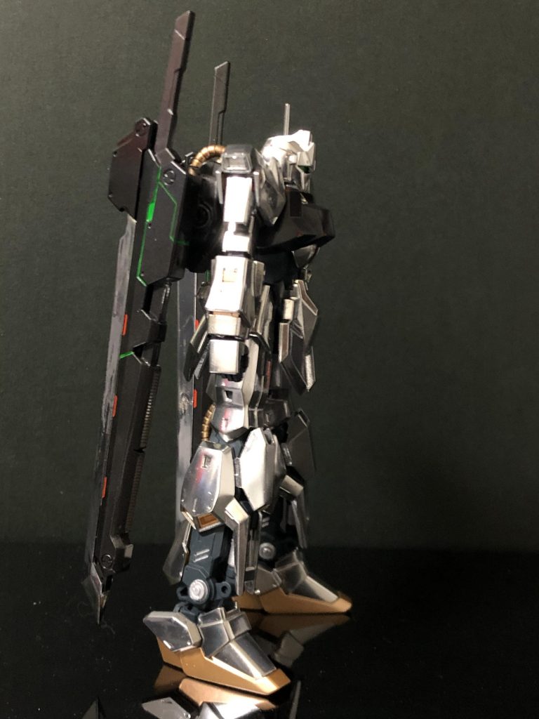 刀は背中のバインダーに格納できますバインダーはジャンクパーツを貼りつけてブースター的な感じにしてます