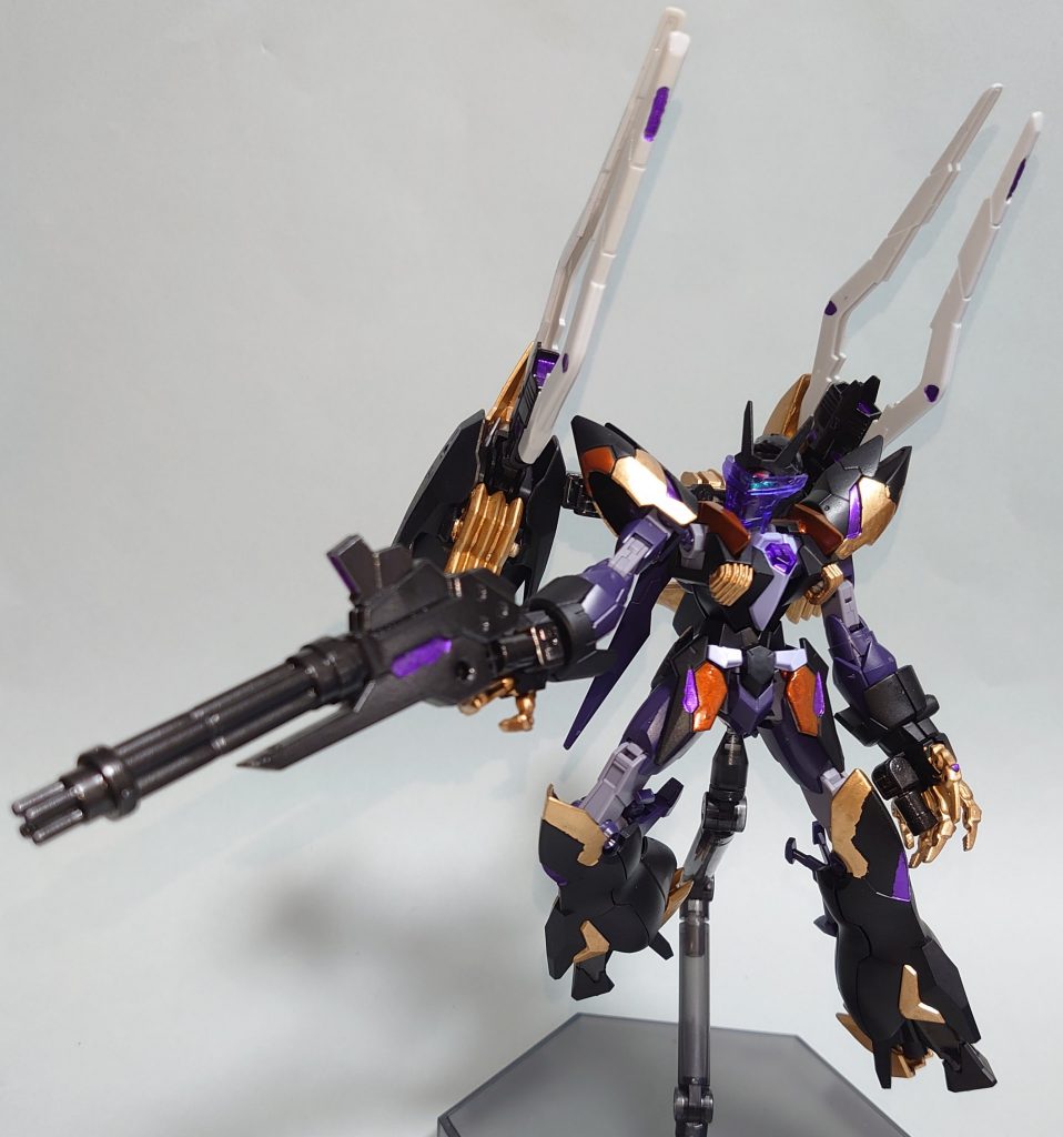 ・ハイクロノスガン原型機のメイン武装の流れを組むビームガトリングガン。長身化によって威力と射程が向上している。