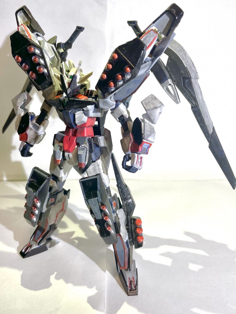 機体名 アーセナルガンダムクガ・ヒロトが生み出したコアガンダムをアルスではなく名も知らぬプレイヤーの手によって模倣された機体。機体出力はアースリィガンダムとさほど変わらないが、多段ミサイルやバスターソードなど追加武装が装備されているため、総合スペックが高くなっている。また本機はプラネッツシステムを独自解析しており本家程のバリエーションは無いものの、戦況に応じた武装の使い分けが可能となっている。