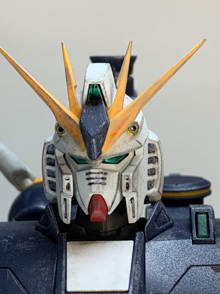 発売当時から「顔がデカい」と言われていたので、顎やマスク下部を削り、フェイス部を少し奥に引っ込め、アンテナを若干寝かせ気味にしてみましたが、あまり変化が分かりませんね。