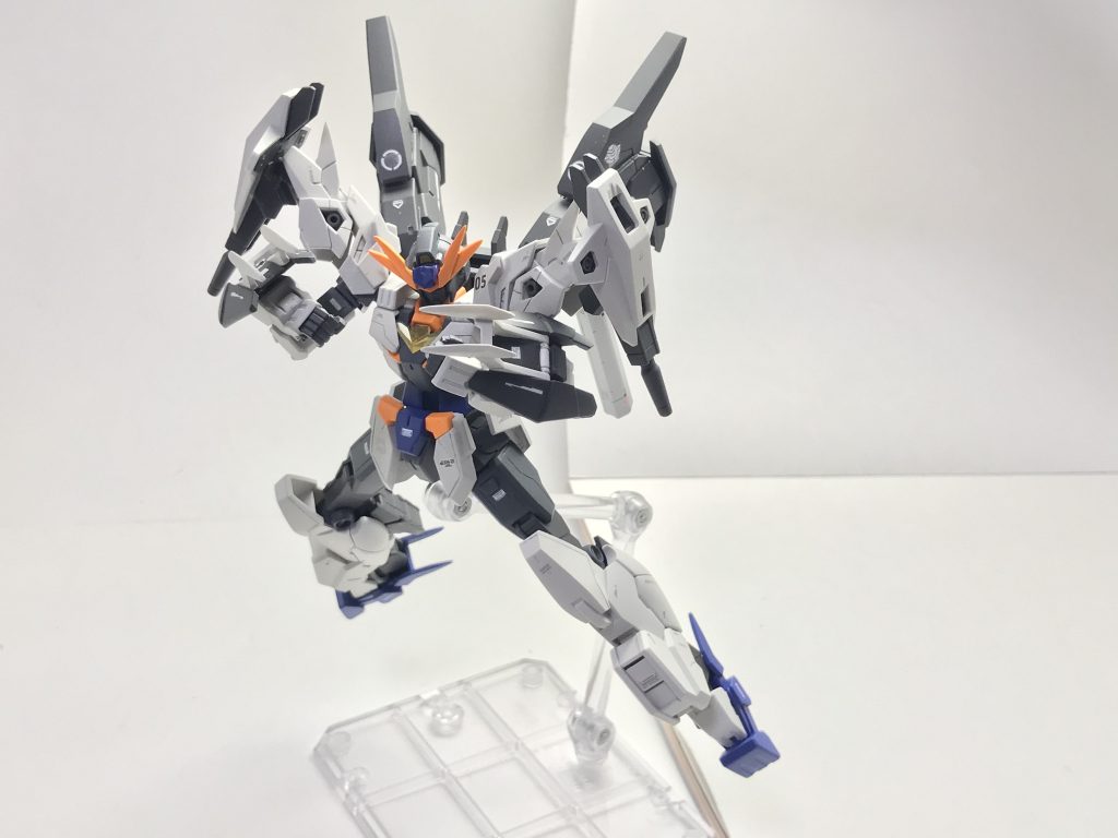 マーズクローM4。マーズフォーガンダムからコンバートした格闘戦用兵装であり、小型のバックラーも兼用していることから、攻防一体の武装として扱うことが可能である。