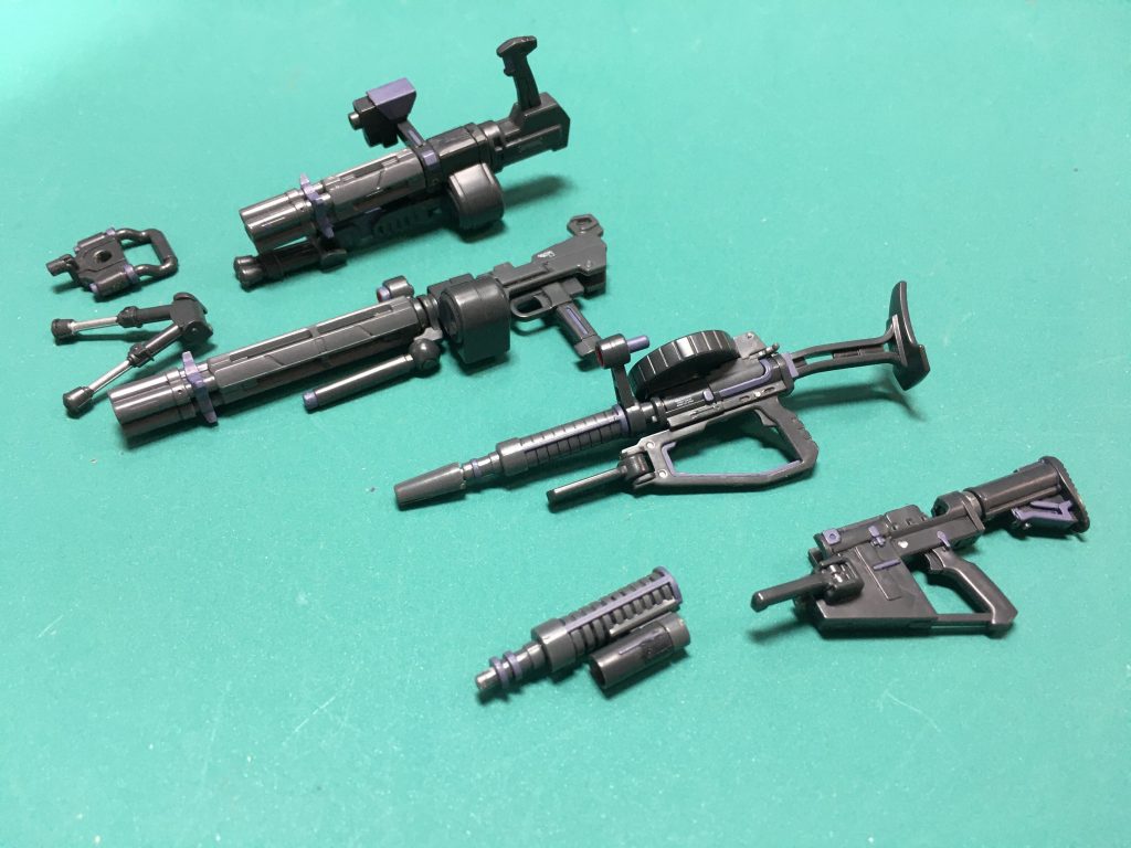 001。ユニコーンガンダムのビーム・ガトリングガンとザク・マシンガンのセットです。一応ビーム・ガトリングガンはネオ・ジオン製なのでジオン系武器のセットですね。 ビーム・ガトリングガンはフルアーマー・ユニコーンガンダム発売までは唯一1/144で立体化されたキットです。手持ちでもこれが唯一かな?ユニコーンガンダムの前腕の角型穴に差してEP4のように腕にマウントさせられますが、シールドが装着できなくなるのが難点。組み替え用パーツだけでもう1丁組めるのが嬉しいところ。 ザク・マシンガンはおなじみの形状に加え、F2型付属品と同形に組み替えられます。弾倉はフタが外れて、内部の薬莢がぐるりと彫刻されていて、作る過程でも楽しめます。