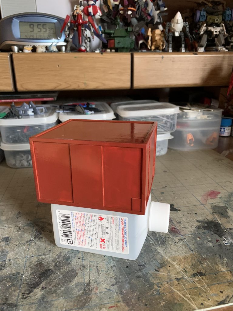 コンテナはサフ無しで塗料を筆でベタ塗りしていきます。どうもこのやり方だと、変な光沢が出てしまいます。