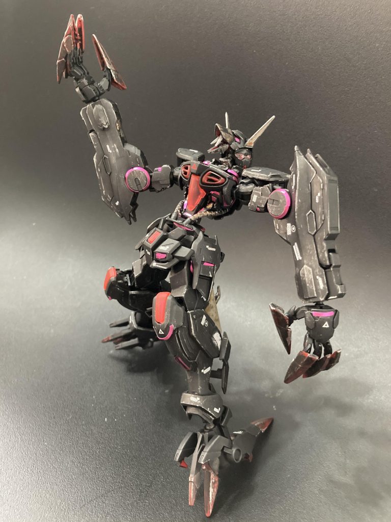 機体ボディは野獣感を出す為にウエストシェイプに、腕はバルバトスの力強さを流用しました。