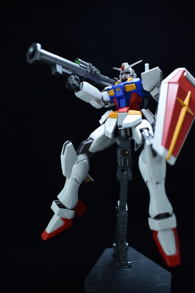 バズーカ初代ガンダムでよく使われていた銃火器をあえて持たせました。バズーカは長筒ゆえにガンプラでは肩に干渉しがちで非常に持たせづらいのですが、グリップを加工することで無理なく持たせられるようにしています。(詳しくは後述)