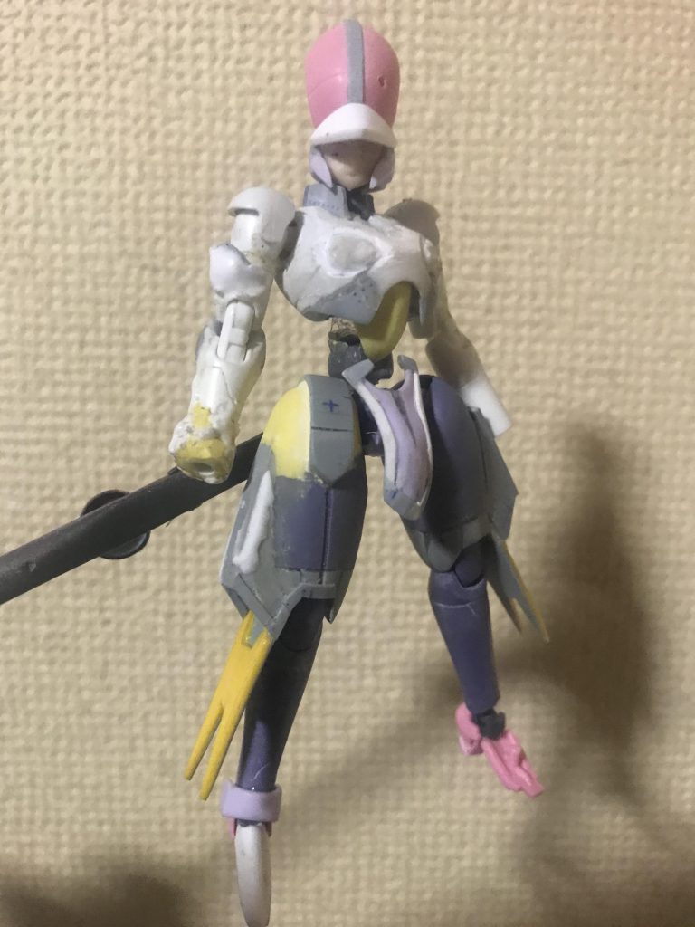 「HGBD モビルドール・サラ」をベースに各部を切り詰め、頭部を「フレームアームズガール ハンドサイズ」の予備フェイスパーツにジャンクパーツで大まかに形状出ししたものです。