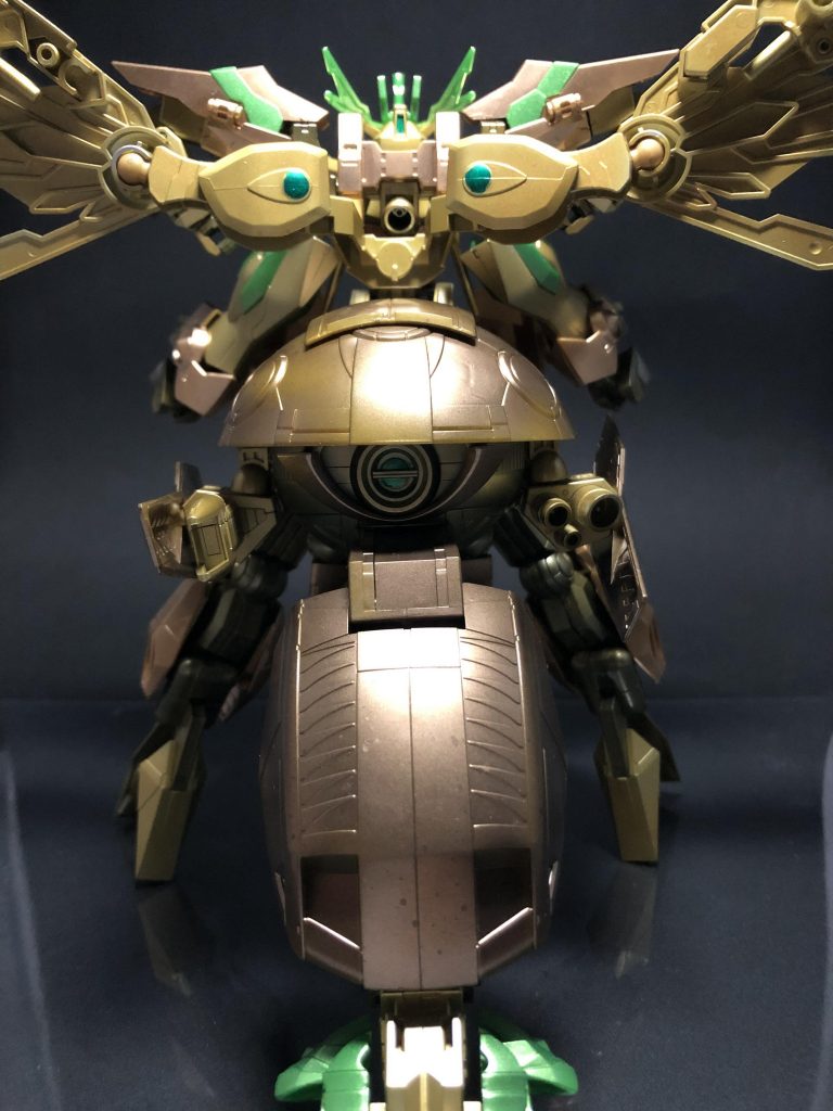 結構何重にも塗膜重ねたせいで間接ギチギチだったりポロリするところは簡単にポロリするんで塗装剥がれと破損が怖くてポージングは取れませんでした……最近は小さい地震みたいなのが良く起こるんで飾り方は考えた方が良さそうです……