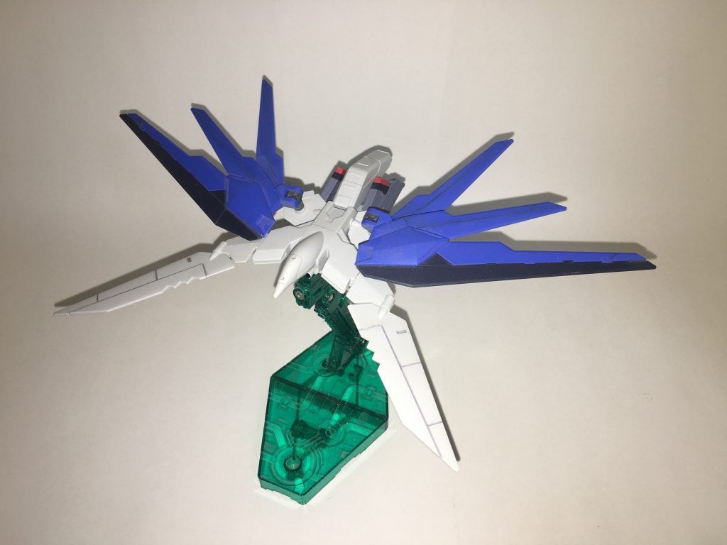 フェニックスブースター、正面。前方の羽が刃になっており、敵機への体当たり攻撃に使われる。