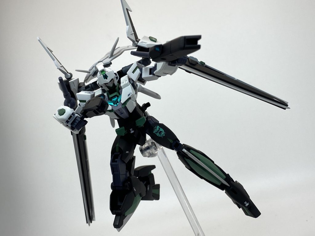 モビルドールメイが装備していたものと同型のハンドガンを使用する。