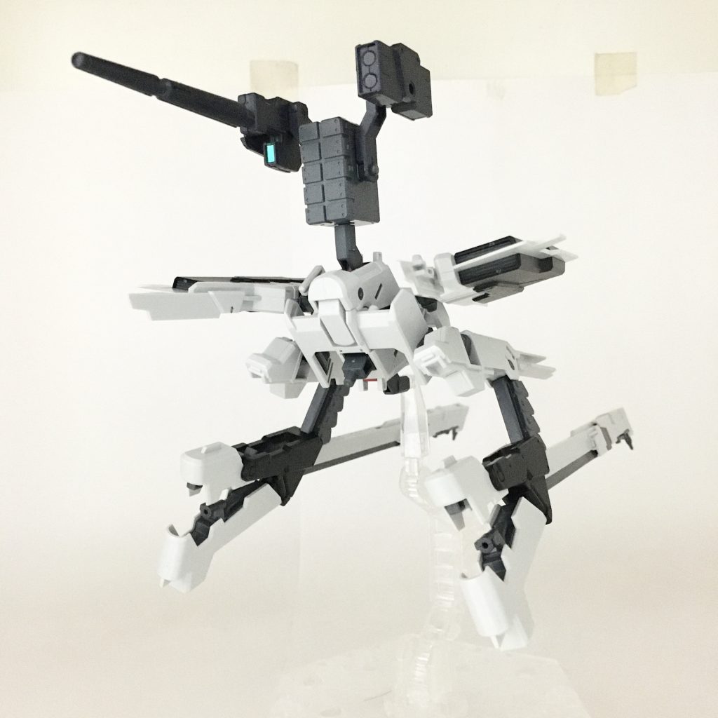 モビルアーマー「ライラ」、正面。強力な火器とジェネレーターを全身に搭載し、それらの火器を制御するために人や人工知能(ハロなど)が乗り込むこともできる。使用機材はフルドド 2セット、ボールデンアームアームズ 1セット、そして、ヴィートルーウェポンズ 1セット。