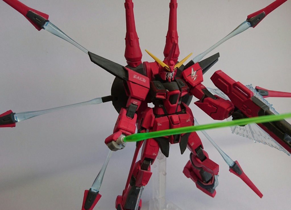 ジャスティスカイザーガンダム本機のベース機の一つ。ドラグーンを搭載し中遠距離での戦闘を好むマークスマン的な立ち位置。チームでは前線のビルドデスティニー、ハインリヒと後衛のソフィエルの間を取り持ち戦う。