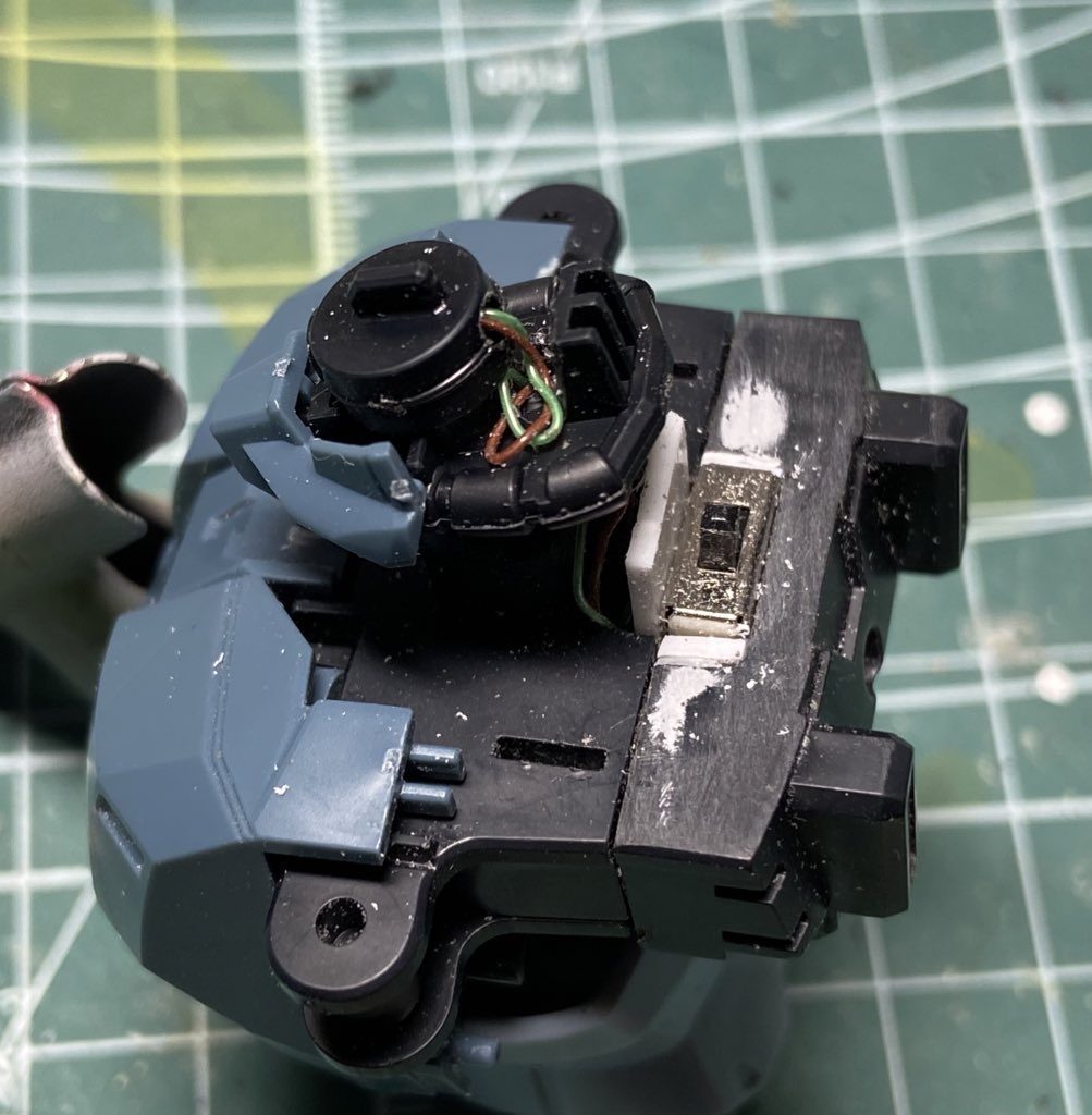 首元背後のスイッチ。