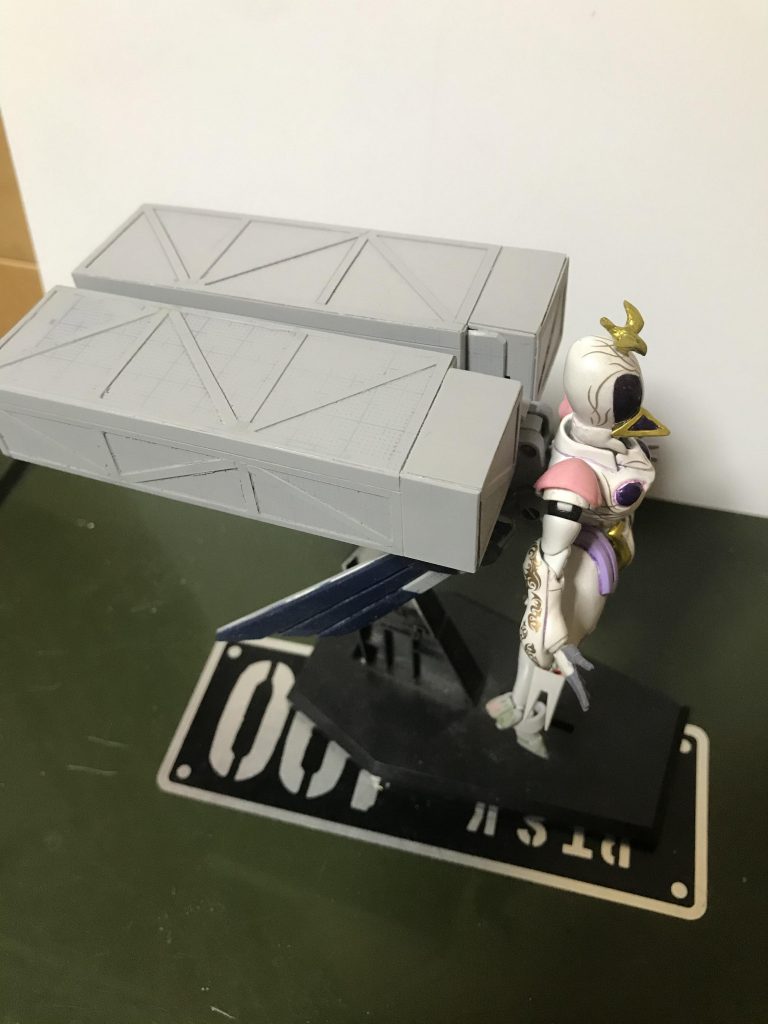 武装コンテナは、プラ板からの箱組みで。適当にデカールを貼って、艶消し仕上げに…なお、コンテナの開閉と予備武装&弾薬は作製していません😅