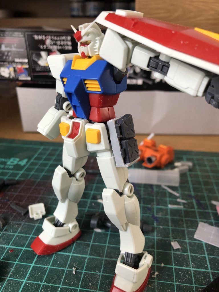 完成写真では見えにくいエネルギーパックのマウントはこんな感じでプラ板でかこってるかんじです。