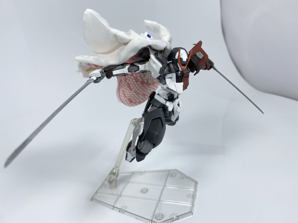 戦闘イメージ。基本的には二振りの無銘を用いた二刀流を得意とする。基本的には戦闘で折れようと刀のスペックを使い切り自壊しようと、何度でも投影可能であるが、必殺技の性質から、一度破壊された刀のデータは己の工房で修復しない限り使用不能となるため、有限ではある。なお、全体の平均値である無銘が破壊された場合はストックされた刀全体の耐久度を消費している。