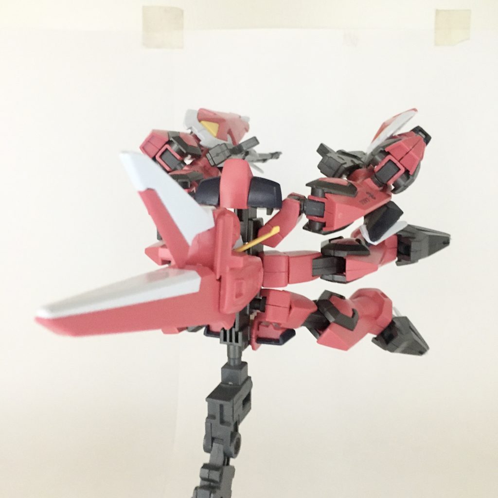 MA形態、背面。この形態は推力が後方に集中し、高加速が可能なため、MSでは得られない単一方向での最高速度をもたらす。