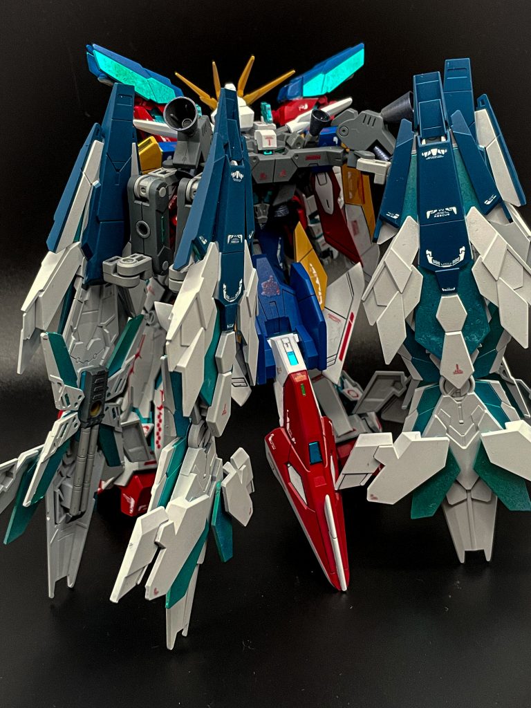 バックパックがシールド4つ付属の激重な為、高さを調節して立たせました（笑）ウィング時のシールドも腰につけられる様に改造しました( ´ ꒳ ` )ﾉ