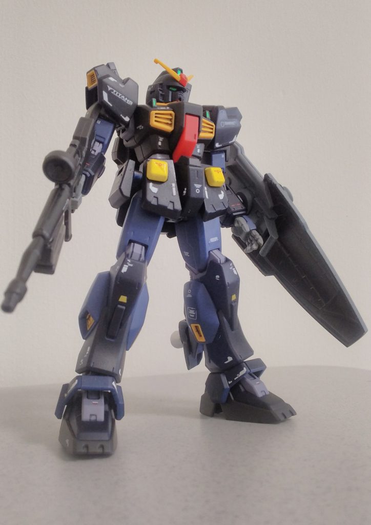 ダークブルーと生成色の２トンカラーにしてみました。ダークブルーが意外に黒っぽくて、ぱっと見サイコガンダムに見えちゃいます。