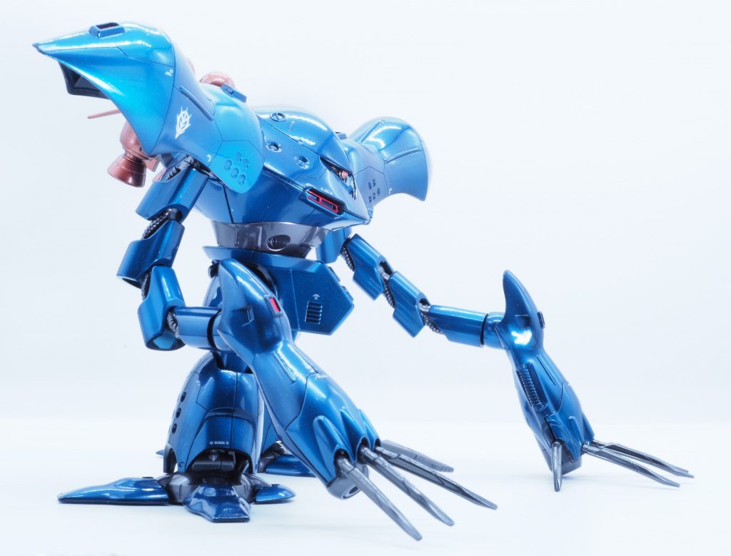 内部構造は手抜きのランナー塗装。黒下地+CCパールブラック。外部構造は黒下地+FGパール青。赤い差し色はラピーテープもどきを貼り付けているだけのお手軽仕上げです。デカールはコーションデカールを貼ってあるんですがこれぜんぜん目立たないですね。