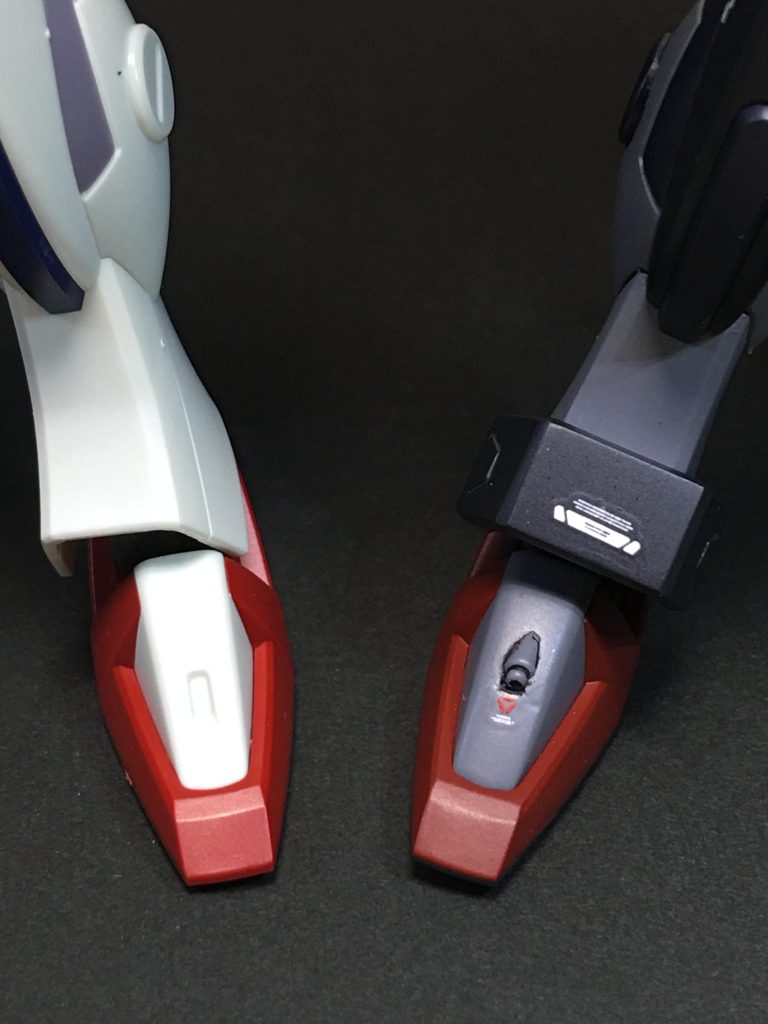 ダガーLの胸部のトーデスシュレッケン近接防御火器を足の甲に移設し、12.5ミリ対人機関砲に。サイズはバッチリでした。隙間はパテ埋め。