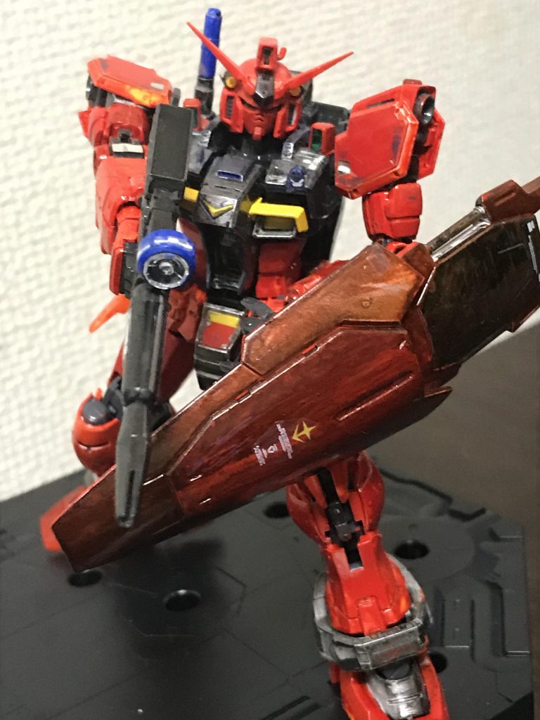 ビームライフルを構えて！！ただ、右腕の関節が折れてしまい、接着の関係上、動かせなくなってしまった…