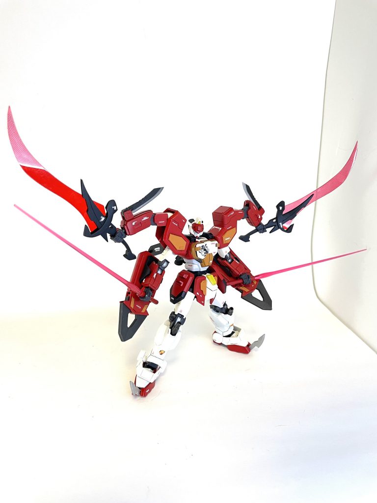 ヒートソードとビームサーベルで四刀流。ビームサーベルの柄にはネオジム磁石が仕込んであり、普段はサイドアーマーにくっついています。