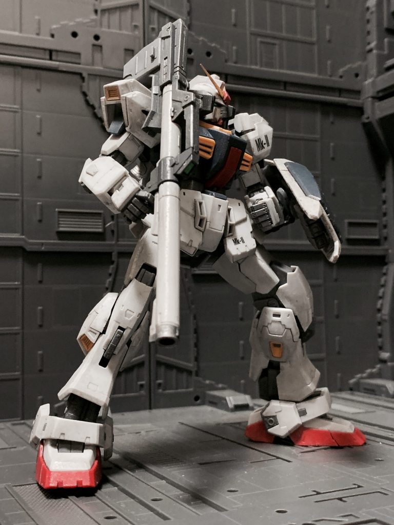 バズーカ構え。