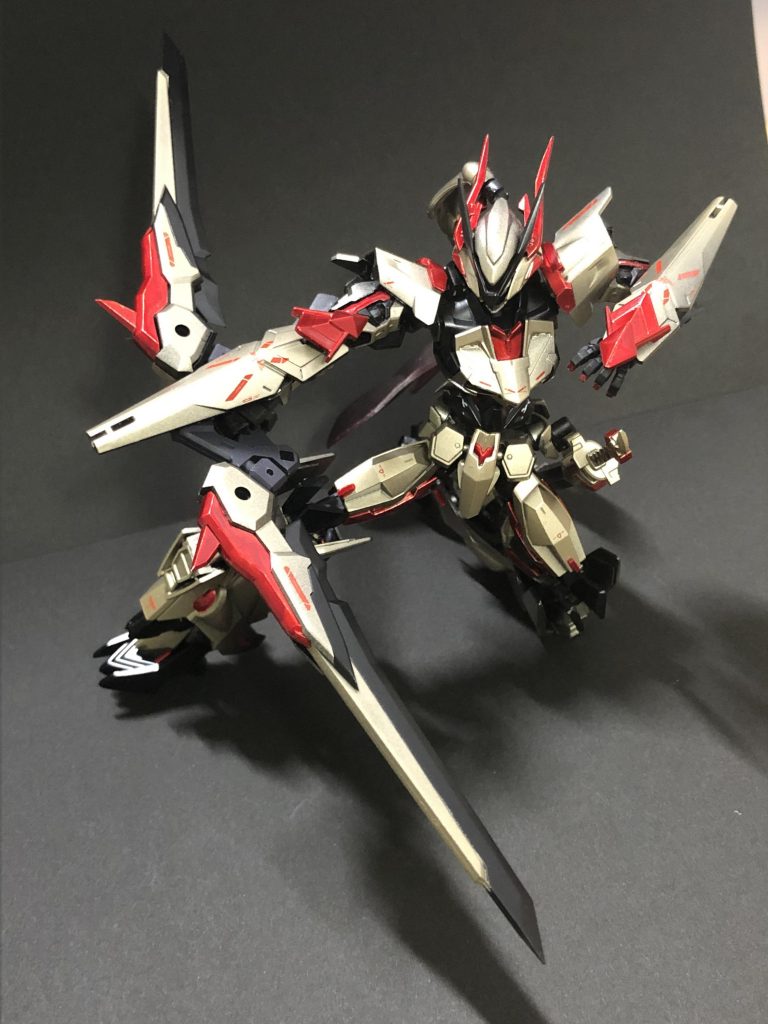 腰のパーツはスタビライザー兼スラスター兼中近距離用のビームボウです。取り回しは少し悪いかもだし、弓型の意味があるかわかりませんが、カッコいいのでよいのです。