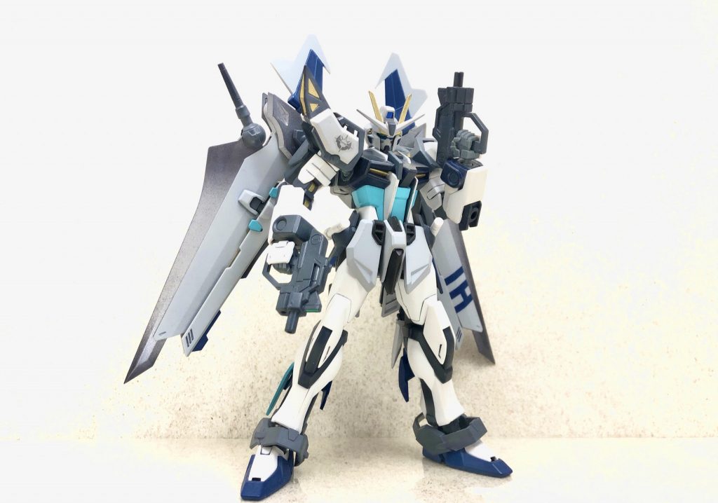 //phase2 ベルリン戦で中破したphase1の強化改修機で、各部に改造が施させている(が、一部についてはGAT-X105のパーツが流用されている)。 VPS装甲は青・黒・白とクールな印象となり、ストライカーパックはノワールストライカーを装備している。 機体スペックはphase1よりも向上し、ストライクEの1.3倍となった。また固定武装としてビームサーベルが2本追加されて、ビームショーティにも小型のバヨネットが装備された。因みに、ノワールストライカーについてもストライクE同様に設計データを入手したらしい。>>ストライク8号機現在制作中のため割愛。防御特化の機体。