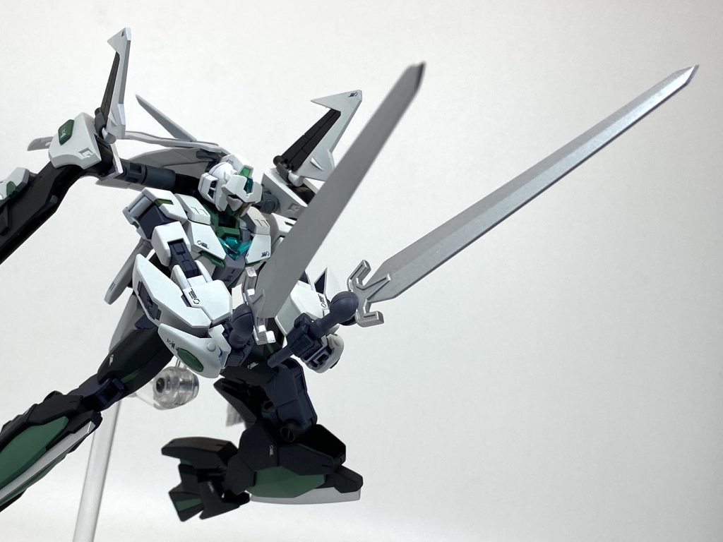 高周波ブレードバインダー内に搭載された二対の実体剣。アーマーシュナイダーと同様に高周波振動することで鋭い切れ味を誇る。