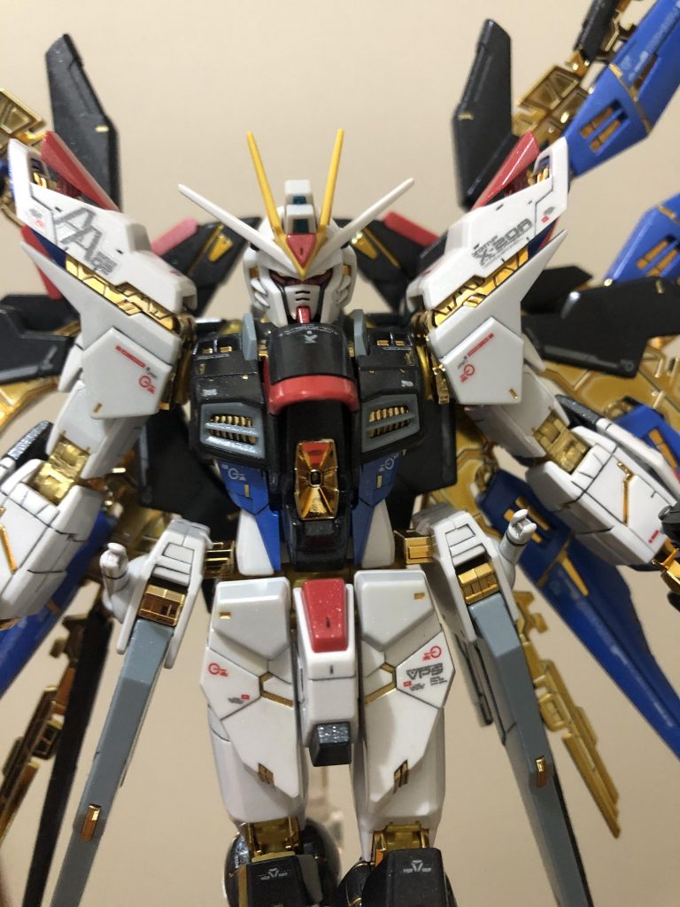 パッケージを見ながらフロントアーマー、足首アンクルアーマー等、差し色のゴールドをちまちま入れて有ります。胸部やヒザ、ウイングの黒部分はリアルスティックデカールの箔部分の余白を細切りにして貼り付けキラリと光るアクセントにしてあります。